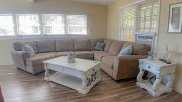 Smart TV, fireplace, stereo