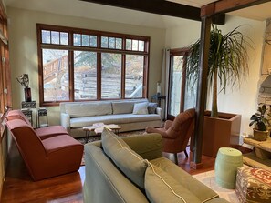 Smart-TV, peis, DVD-spiller og bøker