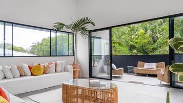 Smart TV, fireplace, stereo