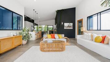 Smart TV, fireplace, stereo