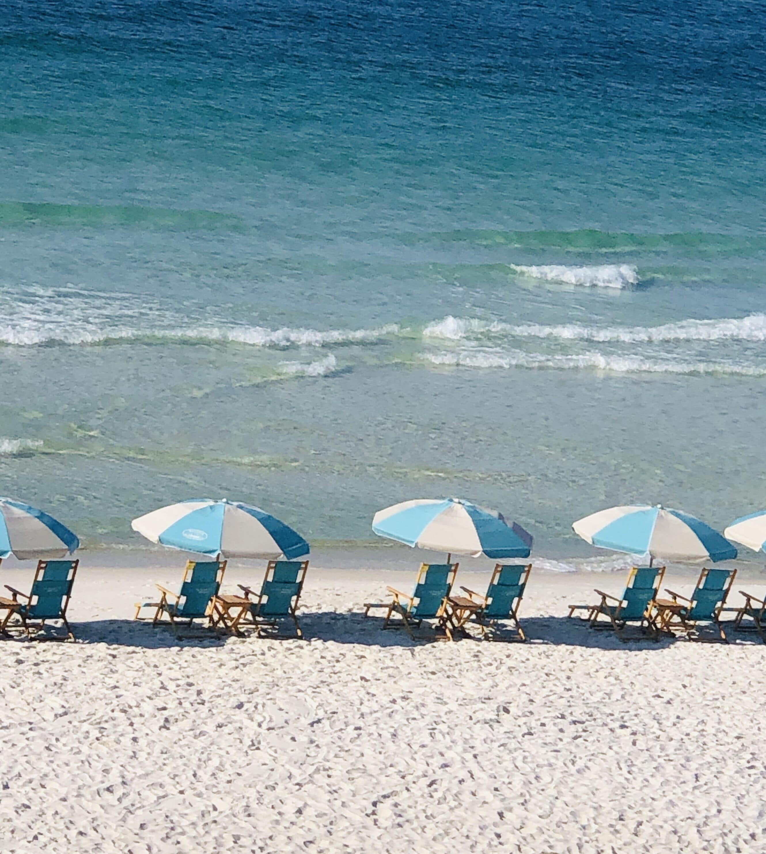 En la playa y camastros 