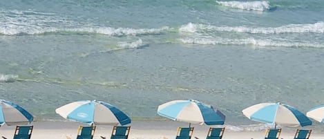 En la playa y camastros