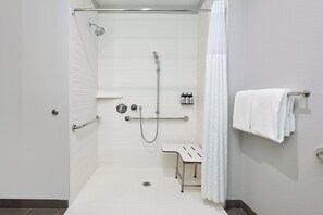 Bruser, gratis toiletartikler, hårtørrer, håndklæder