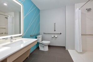 Shower, free toiletries, hair dryer, towels - avid hotel Austin – Tech Ridge by IHG (Austin)
