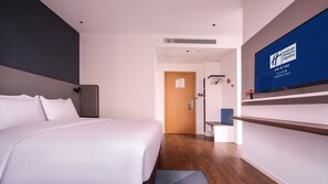 Standard-huone, 1 suuri parisänky, kaupunkinäköala | Tallelokero huoneessa, työpöytä