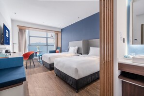 In-room safe, desk, laptop workspace, blackout curtains - Holiday Inn Express Changsha Shifu by IHG (Changsha)
