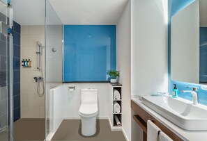 A modern bathroom with a toilet, shower, and sink. - Holiday Inn Express Changsha Shifu by IHG (Changsha)