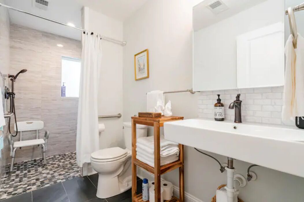 Pet friendly, wheelchair access Renovated Ranch, king bed, hot tub upon request 