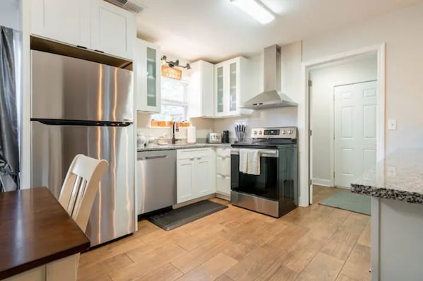 Een koelkast, een microgolfoven, een oven, een kookplaat