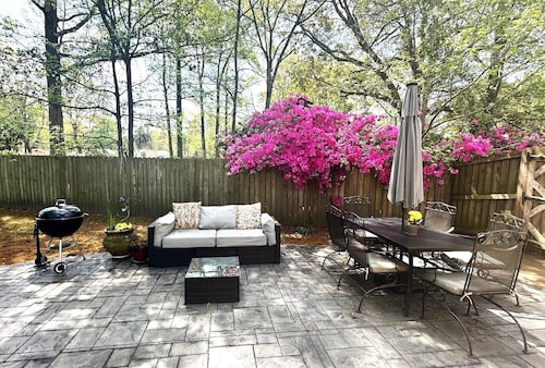 Hot Tub, Wheelchair Accessible, Central Location, Fenced In, Pet Friendly