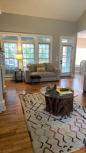 Smart TV, chimenea, tenis de mesa y libros 