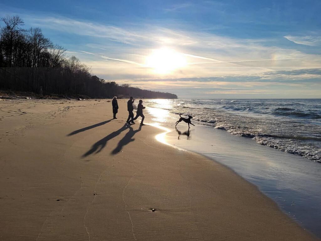 FOUR BEDROOMS AND A BEACH: Sleeps 6-8 Adults & 2-4 kids. Private Beach. Fire Pit