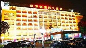 Un hotel con varios pisos y un letrero grande en el centro.
