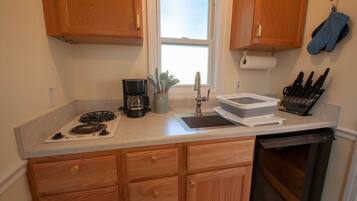 Geladeira, micro-ondas, cooktop, cafeteira/chaleira