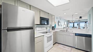 Refrigerador con freezer, microondas, placa de cocina, lavavajillas