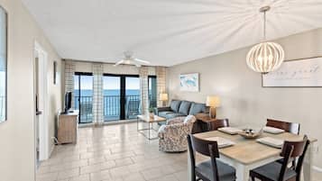 Condo, 2 quartos, sacada, vista para o oceano (704) | Área de estar | TV de tela plana 55 polegadas com canais a cabo