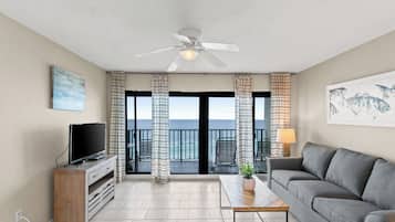 Condo, 2 quartos, sacada, vista para o oceano (704) | Área de estar | TV de tela plana 55 polegadas com canais a cabo