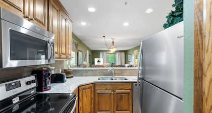 3 Bedroom, 3 Bathroom Walk-in Golf Condo with King Beds, Sunroom, and Dining Area