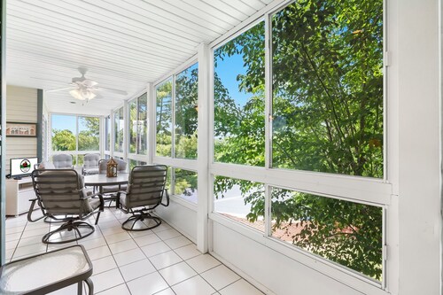 3 Bedroom, 3 Bathroom Walk-in Golf Condo with King Beds, Sunroom, and Dining Area