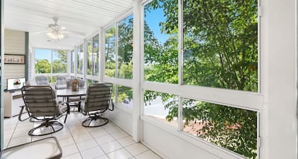 3 Bedroom, 3 Bathroom Walk-in Golf Condo with King Beds, Sunroom, and Dining Area