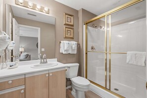 Ensemble douche/baignoire, baignoire à jets, sèche-cheveux