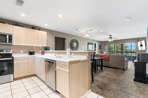 Réfrigérateur, four à micro-ondes, un four, surface de cuisson