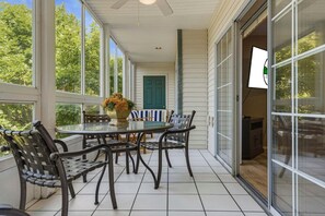 Outdoor dining - 4 Bedroom, 4 Bathroom Walk-in Golf Condo near Branson Shopping & Entertainment (Branson)