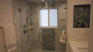 Baignoire, serviettes fournies, savon, papier toilette
