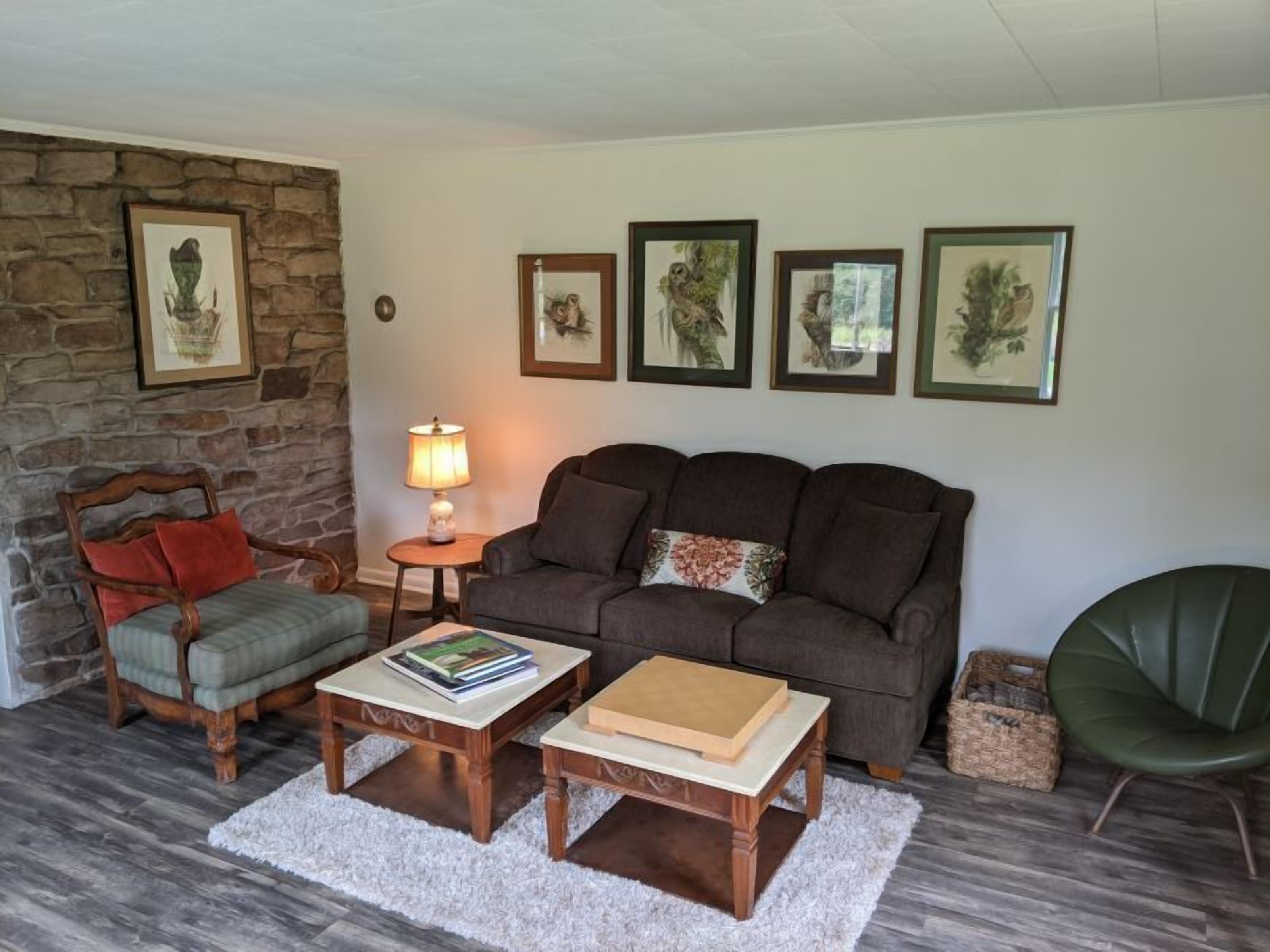 Caretaker's Cottage - 4 Bedrooms Pet Friendly On The River
