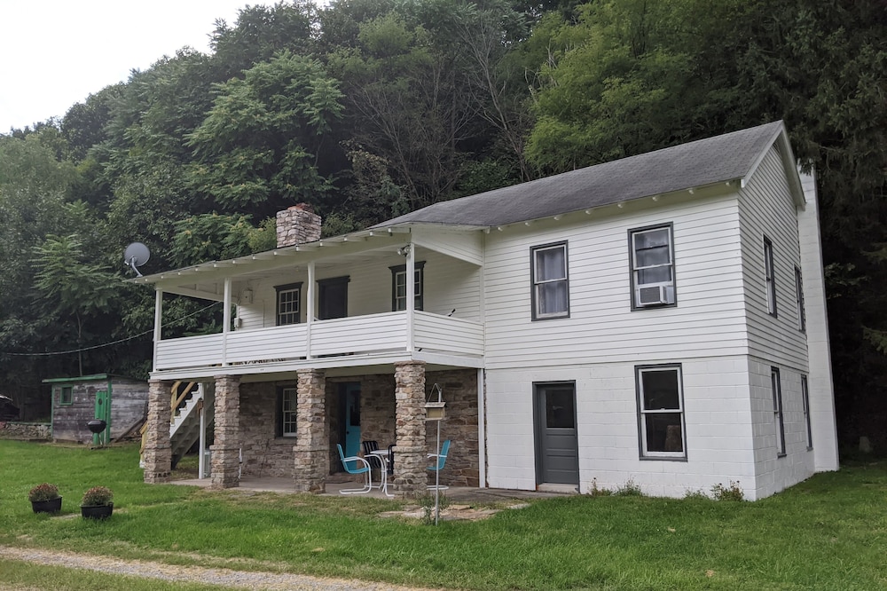 Caretaker's Cottage - 4 Bedrooms Pet Friendly On The River