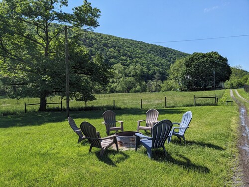 Caretaker's Cottage: 4 BR Pet Friendly River View