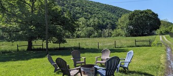 Caretaker's Cottage: 4 BR Pet Friendly River View