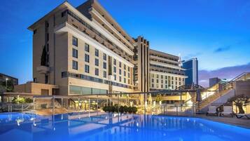 Una piscina al aire libre