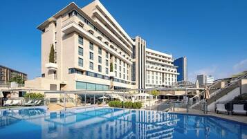 Una piscina al aire libre