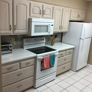 Refrigerador, microondas, horno y parrilla de estufa 