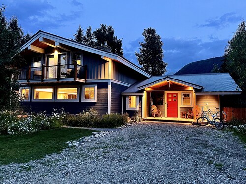 Luxury Home in Town, Hot Tub, Movie Theater, Large Fenced In Yard ⛰