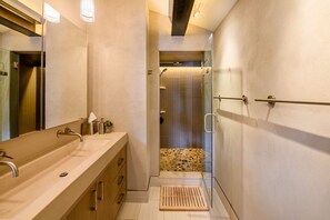 Ensemble douche/baignoire, sèche-cheveux, serviettes fournies