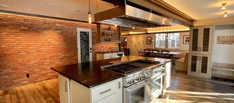 Luxury Home in Town, Hot Tub, Movie Theater, Large Fenced In Yard ⛰