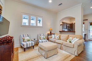 Una televisión, un reproductor de DVD, una videoteca