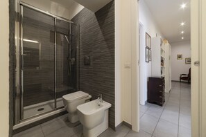 Een douche, een haardroger, een bidet