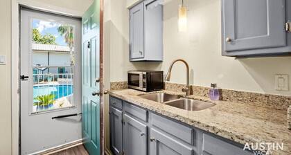 Walk to the Golf Course! 2BD Apt + Pool + Parking