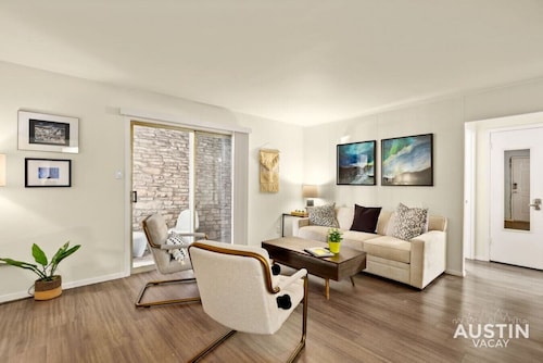 Walk to the Golf Course! 2BD Apt + Pool + Parking