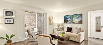 Walk to the Golf Course! 2BD Apt + Pool + Parking