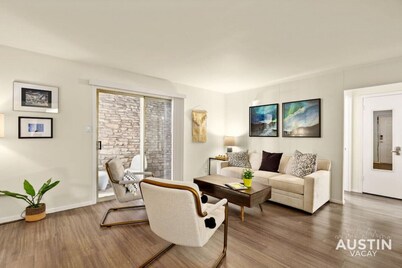 Walk to the Golf Course! 2BD Apt + Pool + Parking