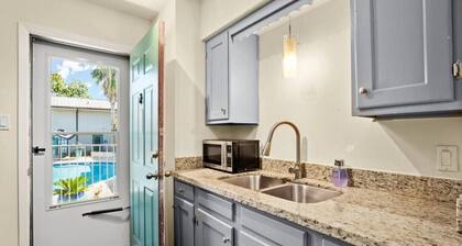 Walk to the Golf Course! 2BD Apt + Pool + Parking