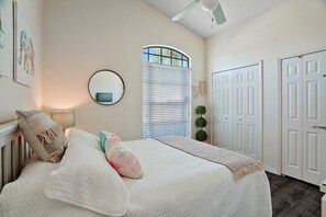 4 多间卧室、客房内保险箱、办公桌、熨斗/熨衣板