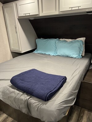 Een bureau, een strijkplank/strijkijzer, reisbedje, wifi