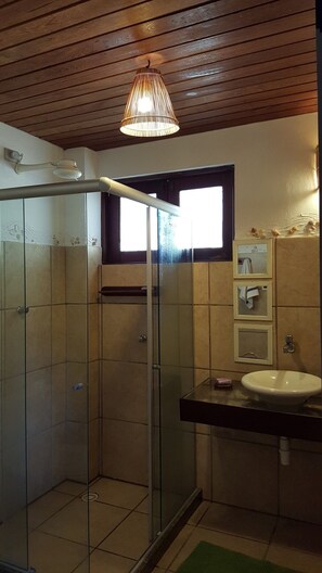 Jabón y papel de baño 