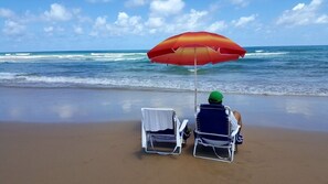 Perto da praia, espreguiçadeiras 