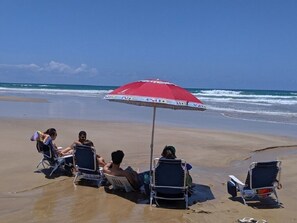 Perto da praia, espreguiçadeiras 